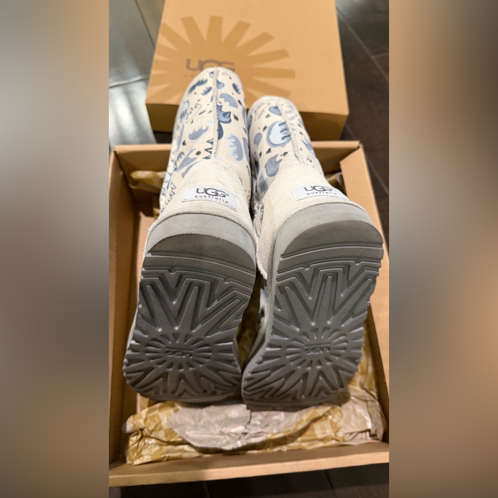 UGG Women's Classic Short Graffiti Boots - White/Gray/light blue - Picture 3 of 8